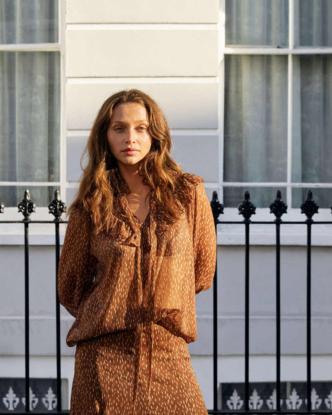 Blusa Eloisa Camel & White Motifs