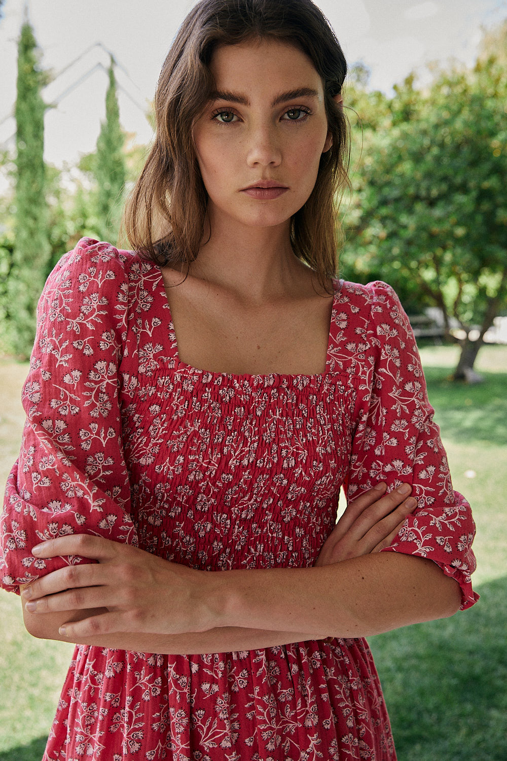 Vestido FRIDA flores blancas fondo fucsia
